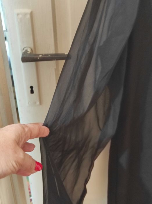 Черна рокля с прозрачни ръкави