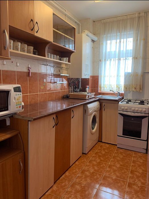 Vand apartament  3 camere, decomandat, zona 9 mai- 23 august