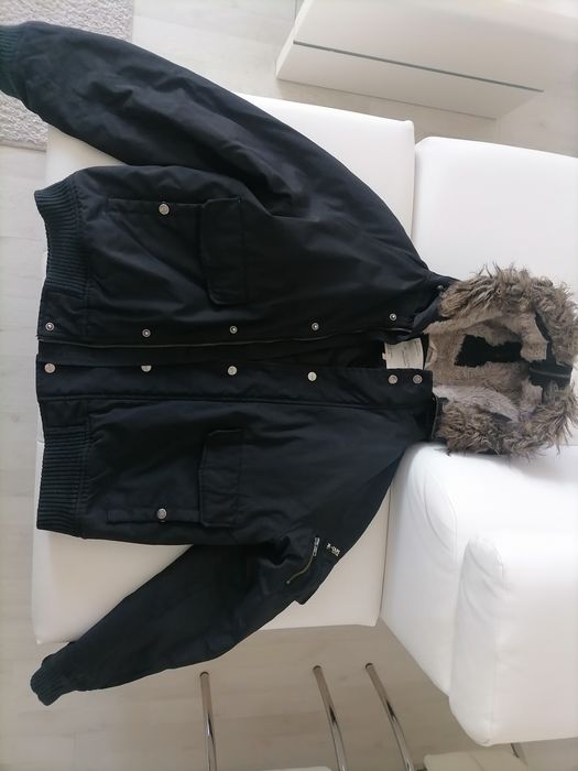 Vând geaca de iarna cu gluga, sport/fashion, noua, produs de calitate.
