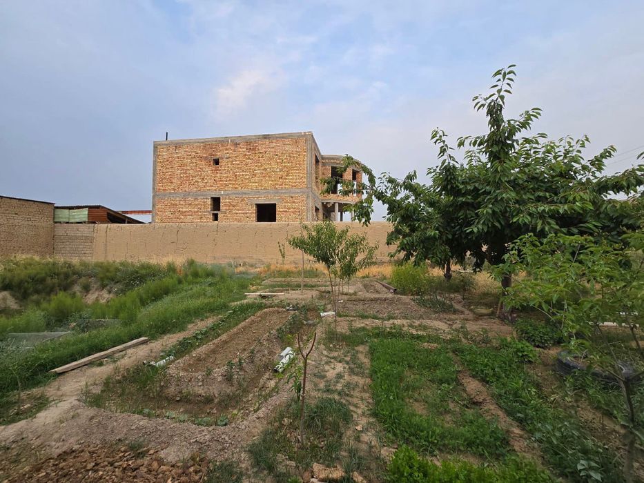 Йер сотилади. Кадастр хужатлари бор. Шароити бор 1хонали квартирадай .