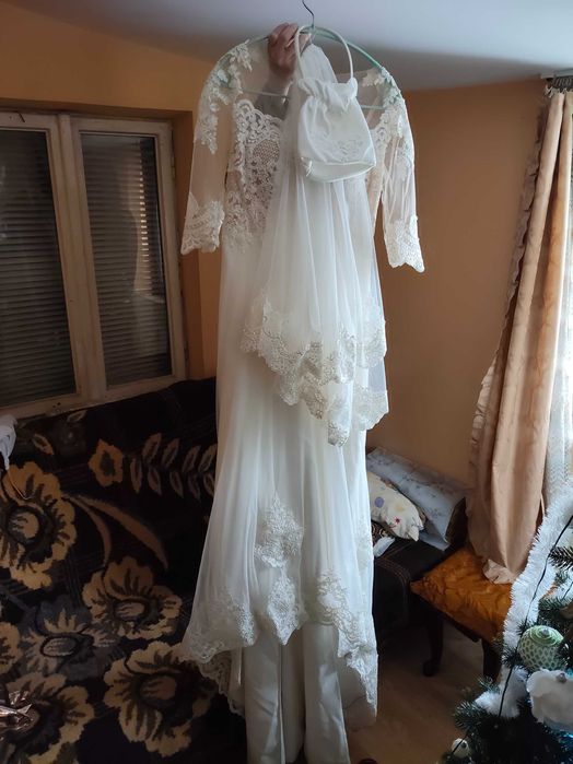 Rochie de mireasă cu vuoal și gentuță