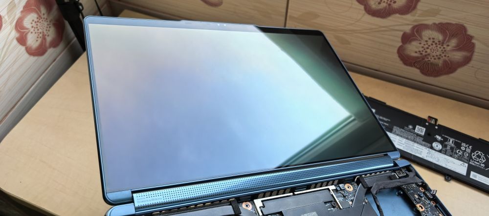 Laptop Lenovo Yoga Book 9 Ultra 7 - Pentru PIESE - Display / Carcasa