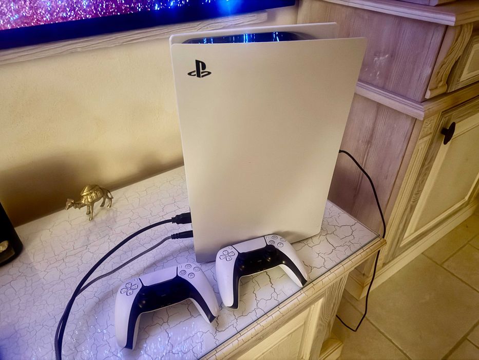 Sony Playstation 5 cu 2 controllere și 5 jocuri gratuite