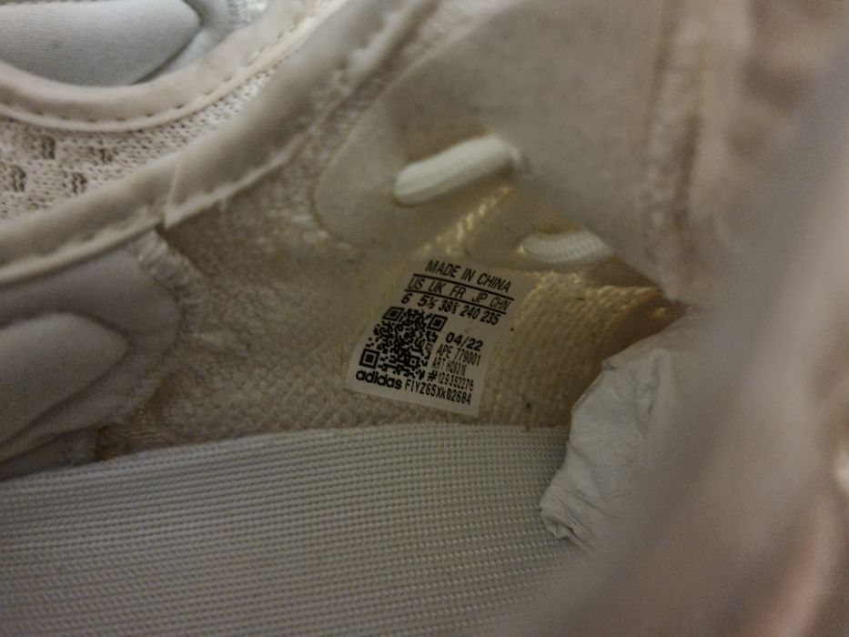 Vând Yeezy  350 V2