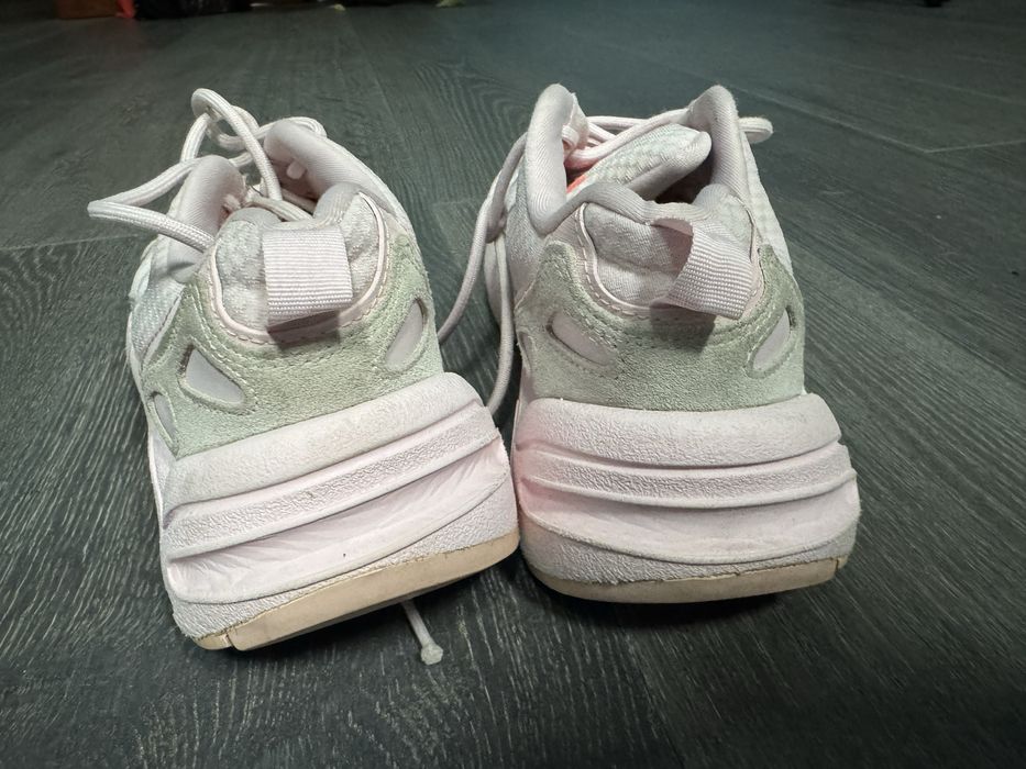 Adidași Adidas 90s Valasion – confortabili, stil modern, nuanțe pastel