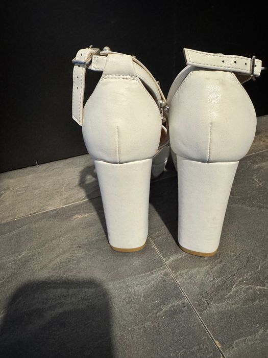 Официални бели обувки