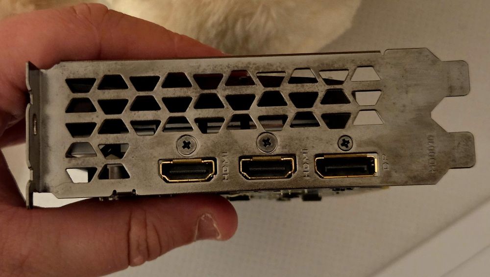 Se oferă spre vanzare placa video GTX 1650 4GB.