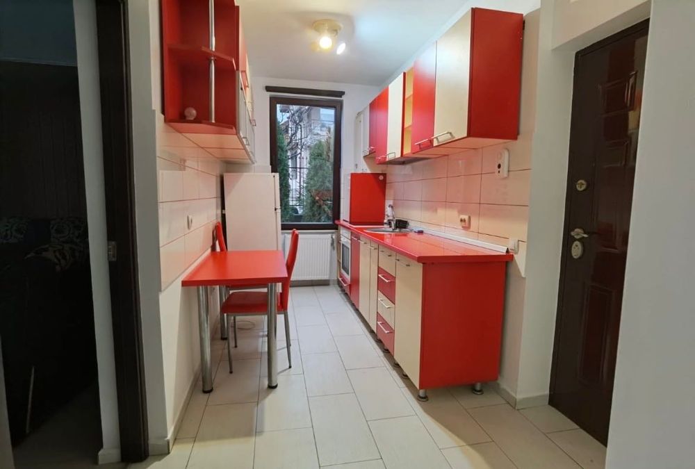 Închiriem apartament 2 camere, la parter