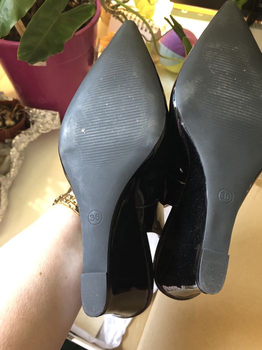 Pantofi decupati negri, de lac, 36 ingust