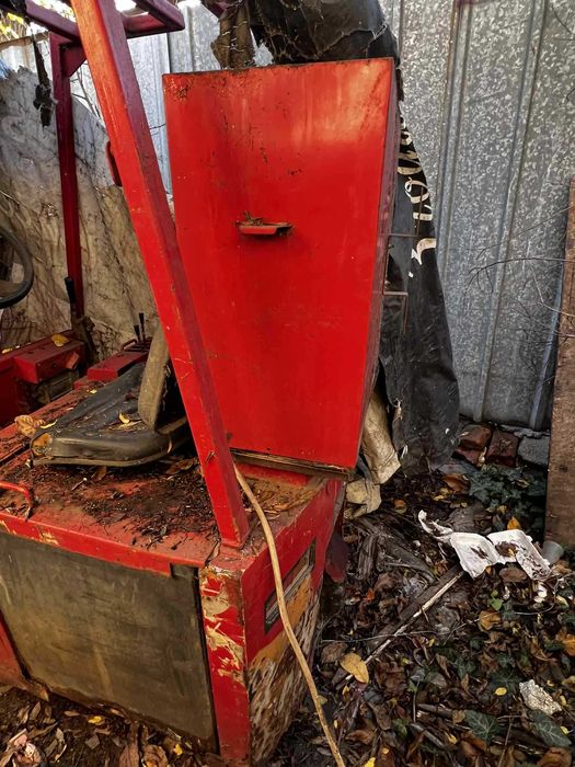 Продава се електрокар за ремонт или за части.