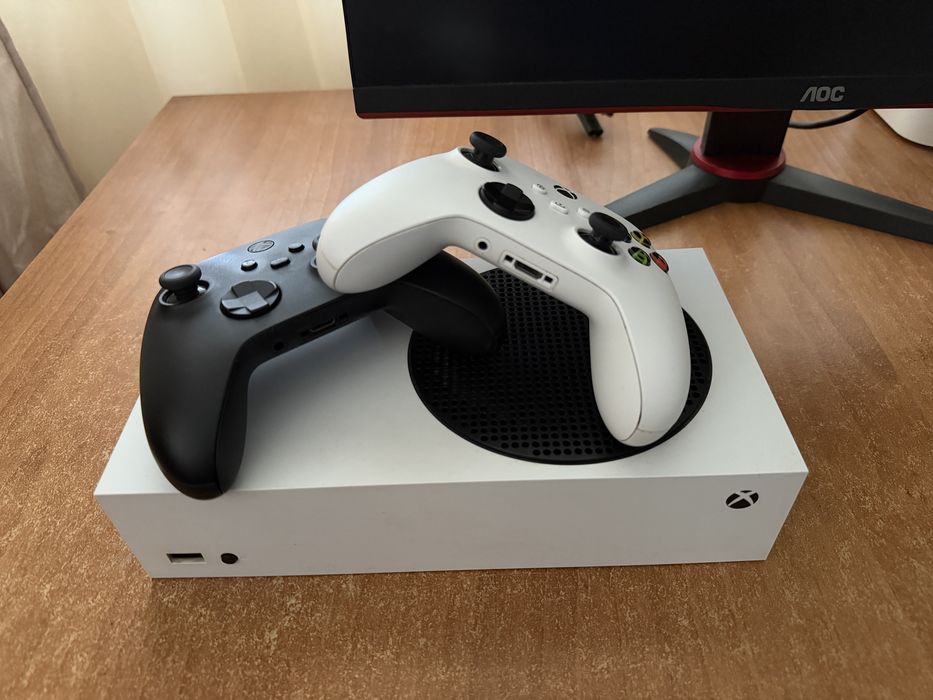 Vand xbox series S perfect functionala,doua controllere originale plus monitor GAMING AOC 165 Hz