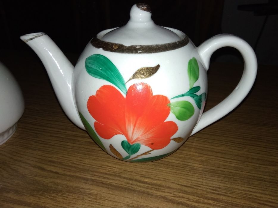 Чайник и сахарница .