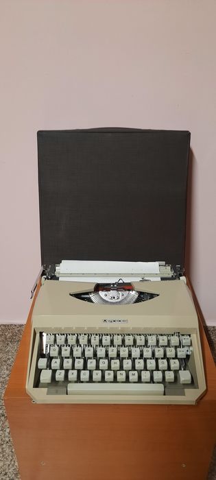 Vând mașină de scris Mercedes impecabilă