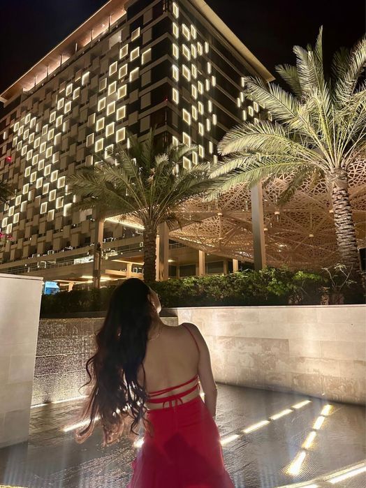 Эффектное красное платье на вечер