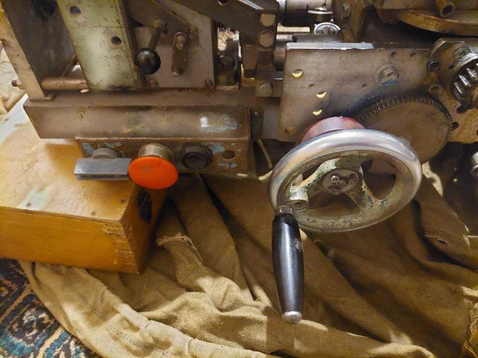 Продам токарный станок с столиком для фрезерной насадки