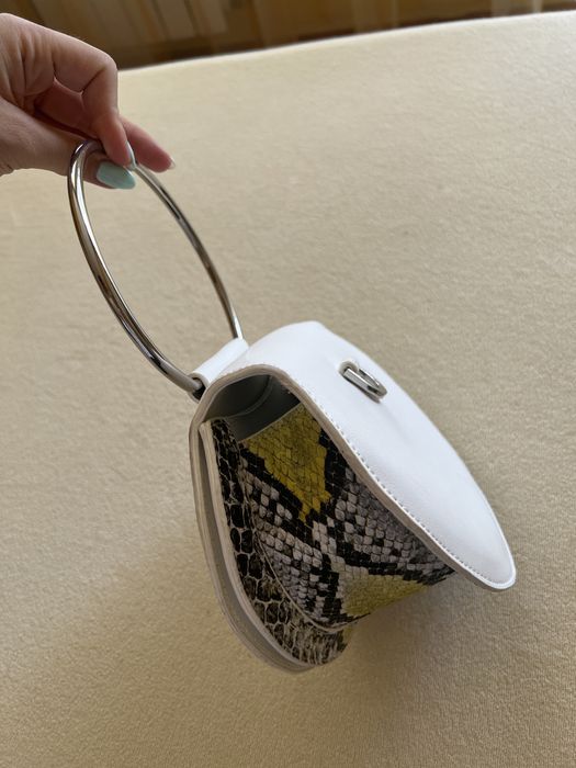 Малка лятна бяла чанта