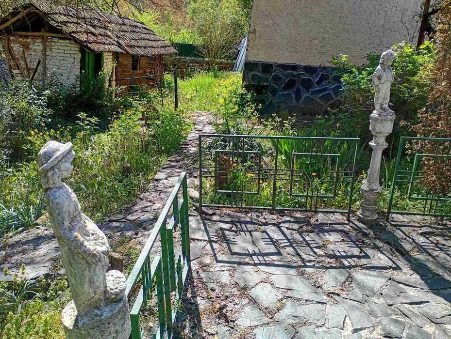 Къща с голям двор – тиха локация в екологичен регион, ток/вода, подходяща за целогодишно живеене