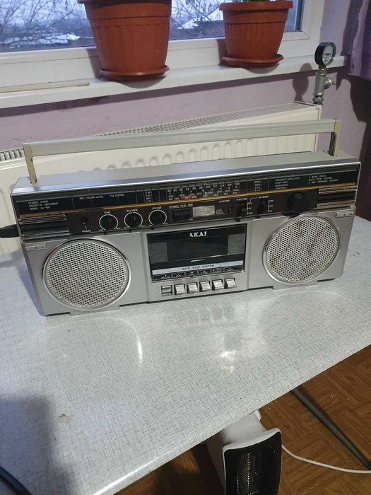 Продавам радиокасетофон АКАЙ