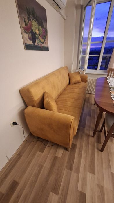 Диван клик-клак цвят горчица.