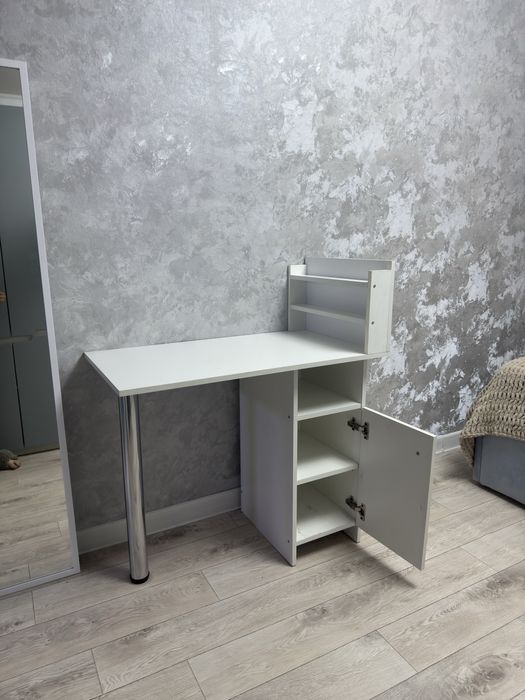 Маникюрный  стол