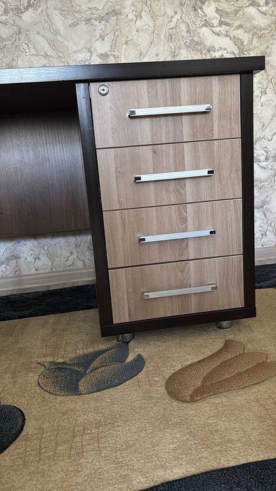 Стол письменный-добротный