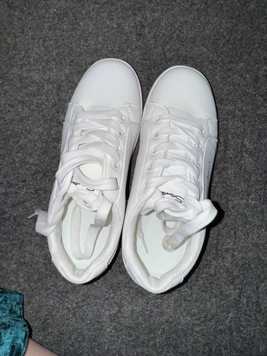 Белые кроссовки