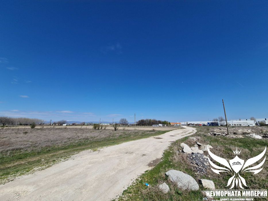 Продавам земя 4900кв.м. на втора линия към с.Стряма