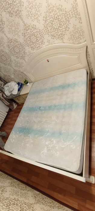 Кровать двуспальная с матрасом