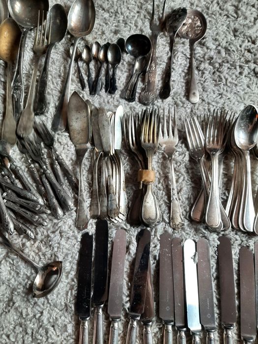 Diferite tacâmuri, cuțite,lingurițe,linguri,polonice  argint și suflat