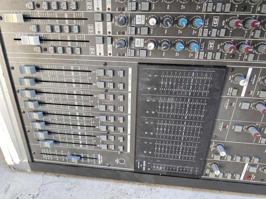 Огромен мишпулт  Behringer
