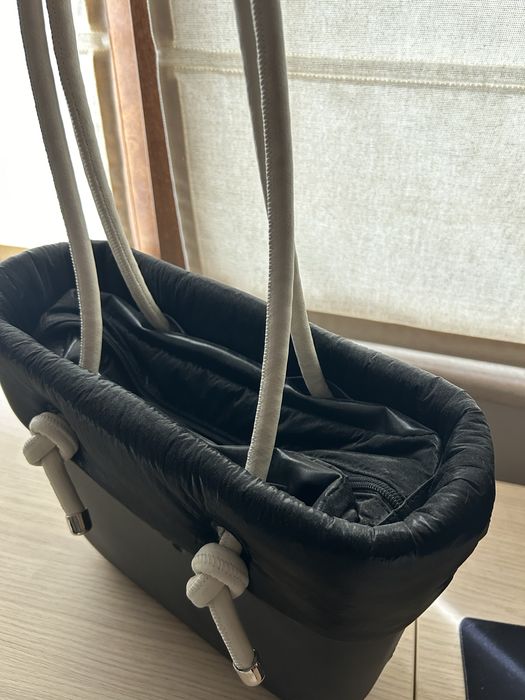 Черна Obag чанта с бели дръжки