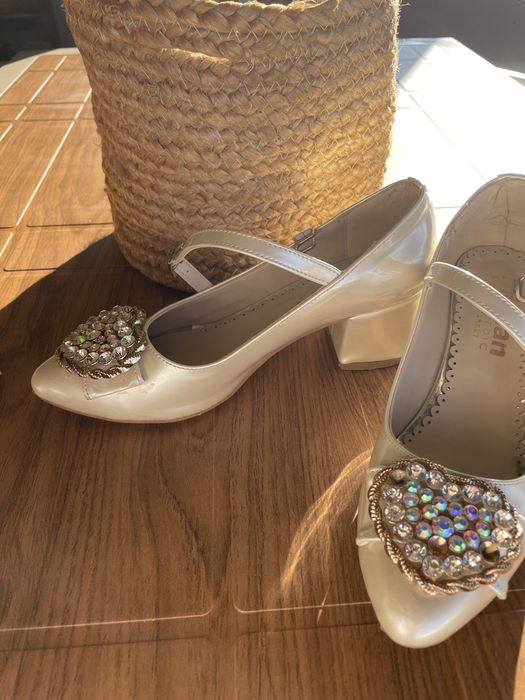 Кокетни токчета бели