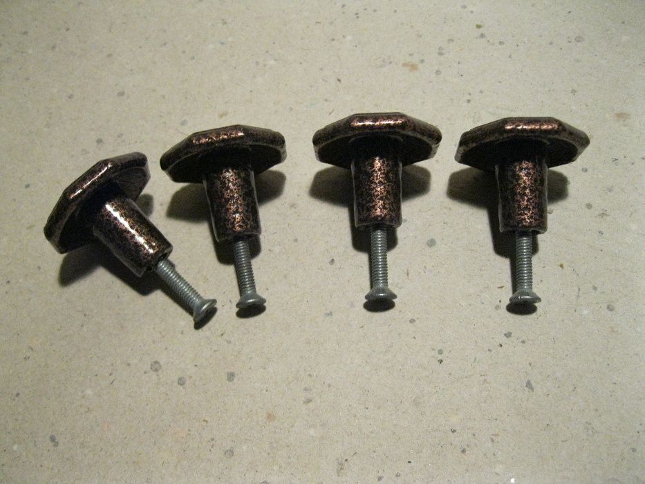 Мебелни обков /топки/