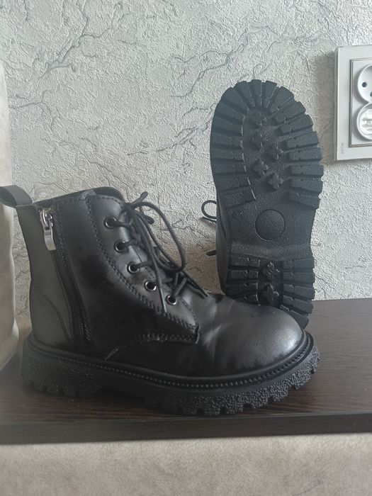 Продам ботинки на девочку чёрные новые