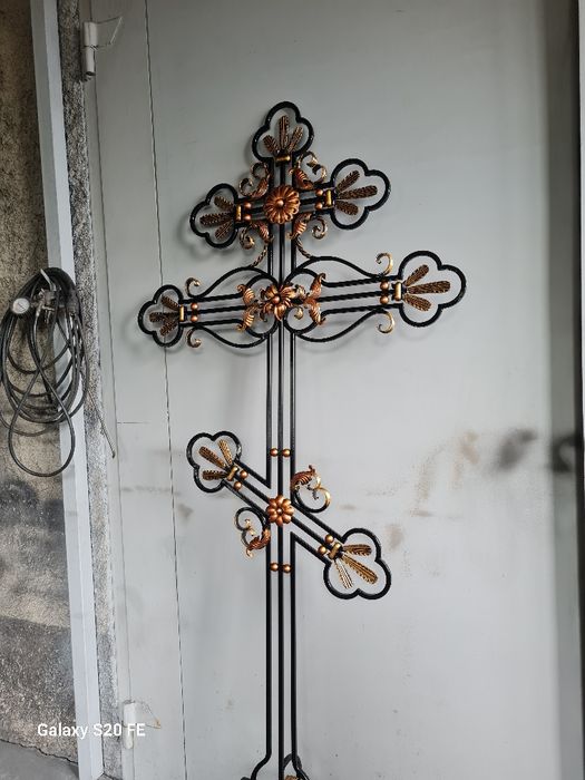 Кованые кресты, столы,лавочки, вазы