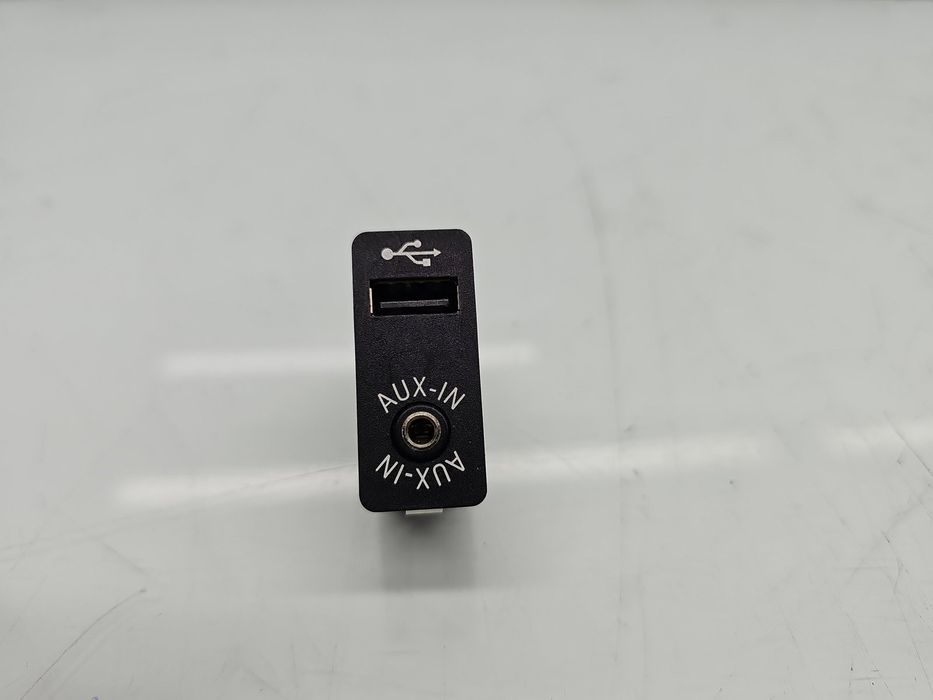 Conector auxiliar USB Volkswagen Tiguan (5N) [Fabr 2007-2016] 92337653