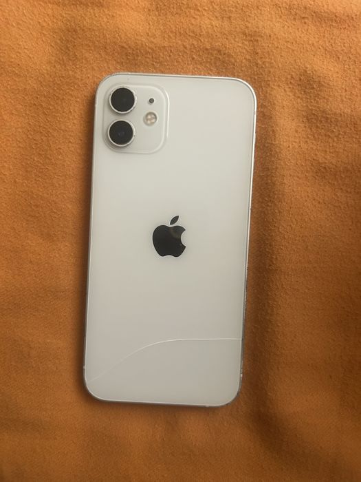 Vand iphone 12 cu o simpla crapateura pe partea din spate