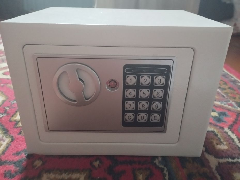 сейф.почти новый.350тысяч