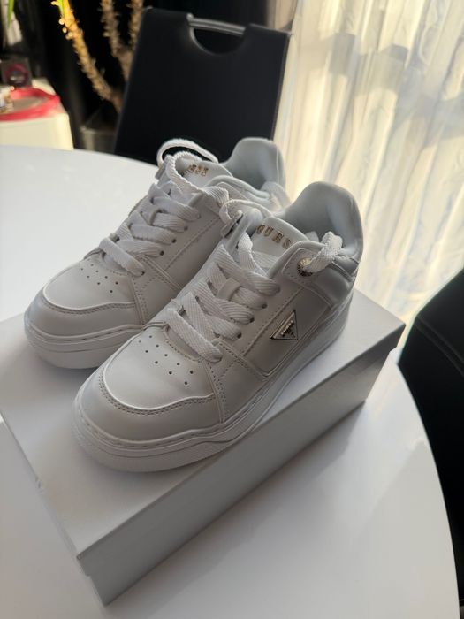 Бели кецове Guess