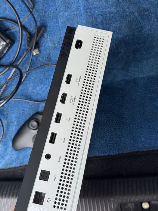 Xbox One S 1Tb +controller