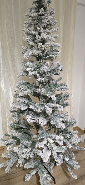 Brad artificial, 210 cm inaltime, nou, in cutie, aspect zapada artificiala, suport inclus