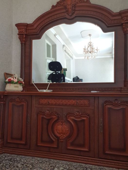 Комод с зеркалом для гостинной почти новый