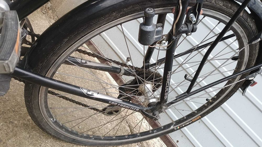 Trei biciclete de vanzare.