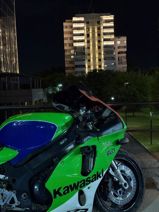 Продавам кавасаки zx7r 750