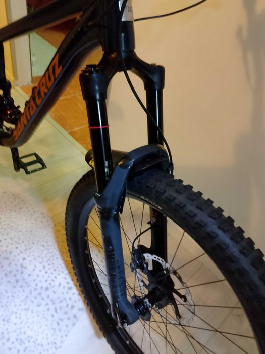 Vând furca rockshox lyric ultimate 27'5 15x110 cu puține zgârieturi pe lowere