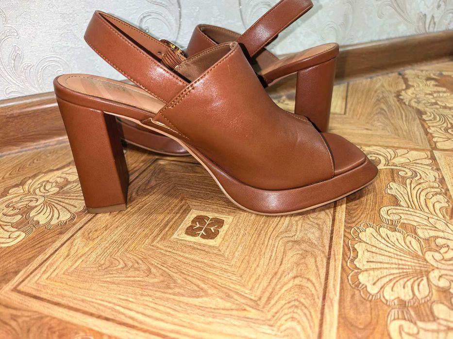 Продам босоножки.