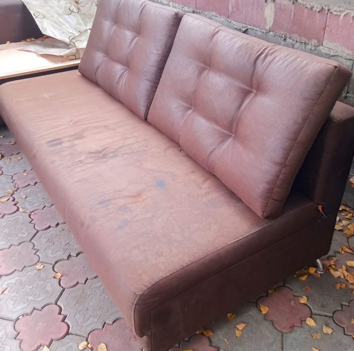 Продам два кожаных дивана.