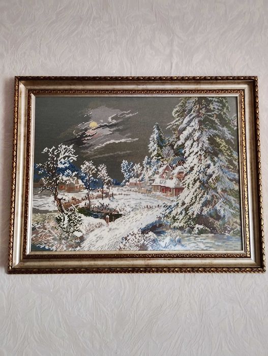 Продавам ръчно ушити гоблени с дървена рамка и стъкло