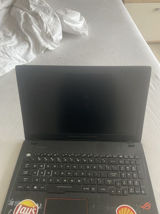 Laptop gaming mai multe detali in privat