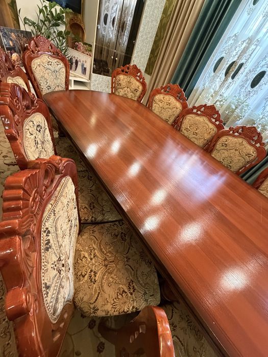 Стол со стульями в идеальном состоянии